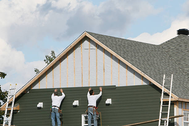 Professional Siding technician working in Oakland, FL